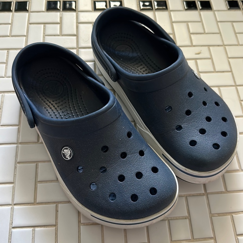Pre owned clean and in excellent condition Women 8 Men 6. Navy crocs